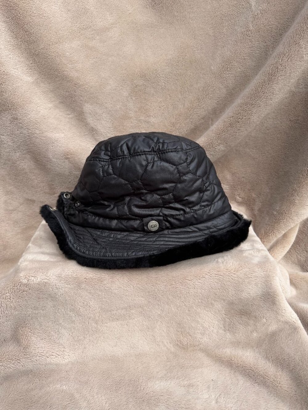 UGG Australia Black Quilted Puffer Bucket Hat Shearling Fur Trim OS Snap Back